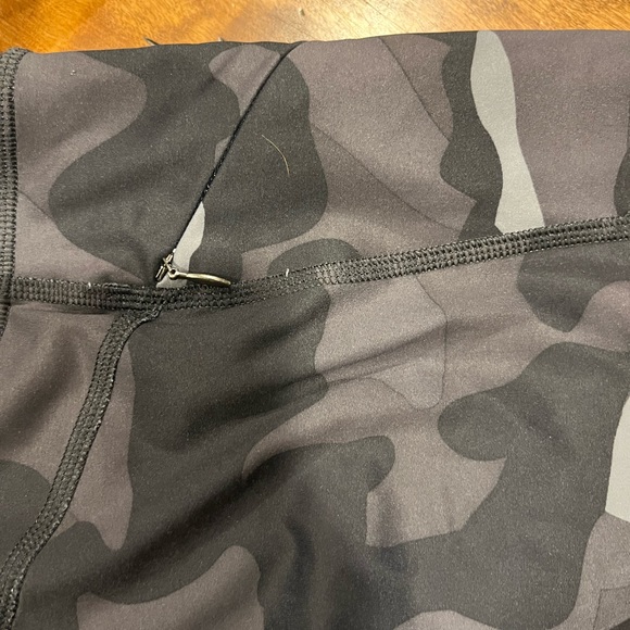 Athleta camo cropped leggings, XS, side zippers & elastic band waist - Picture 6 of 7